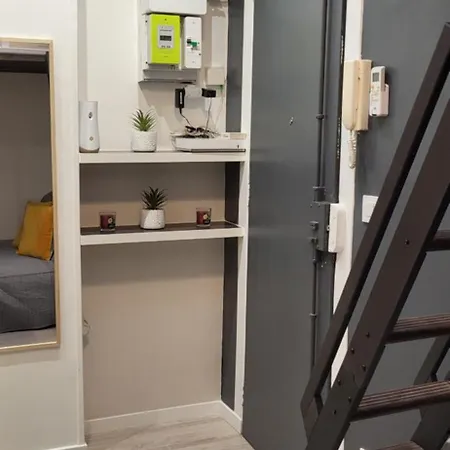 Petite A Avec Ascenseur ! París